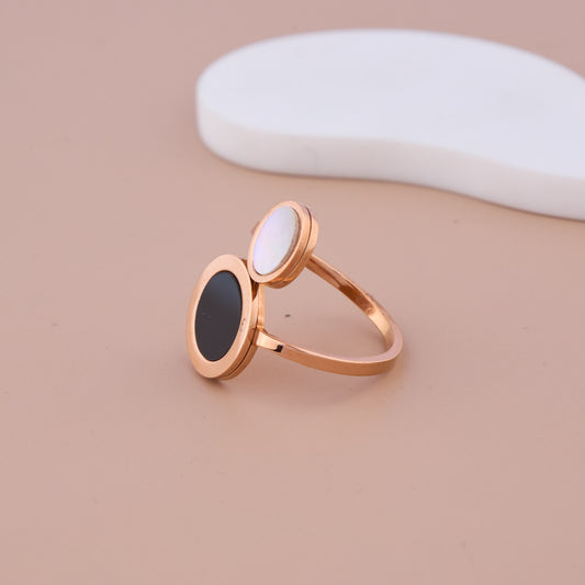 Black & White Round Ring