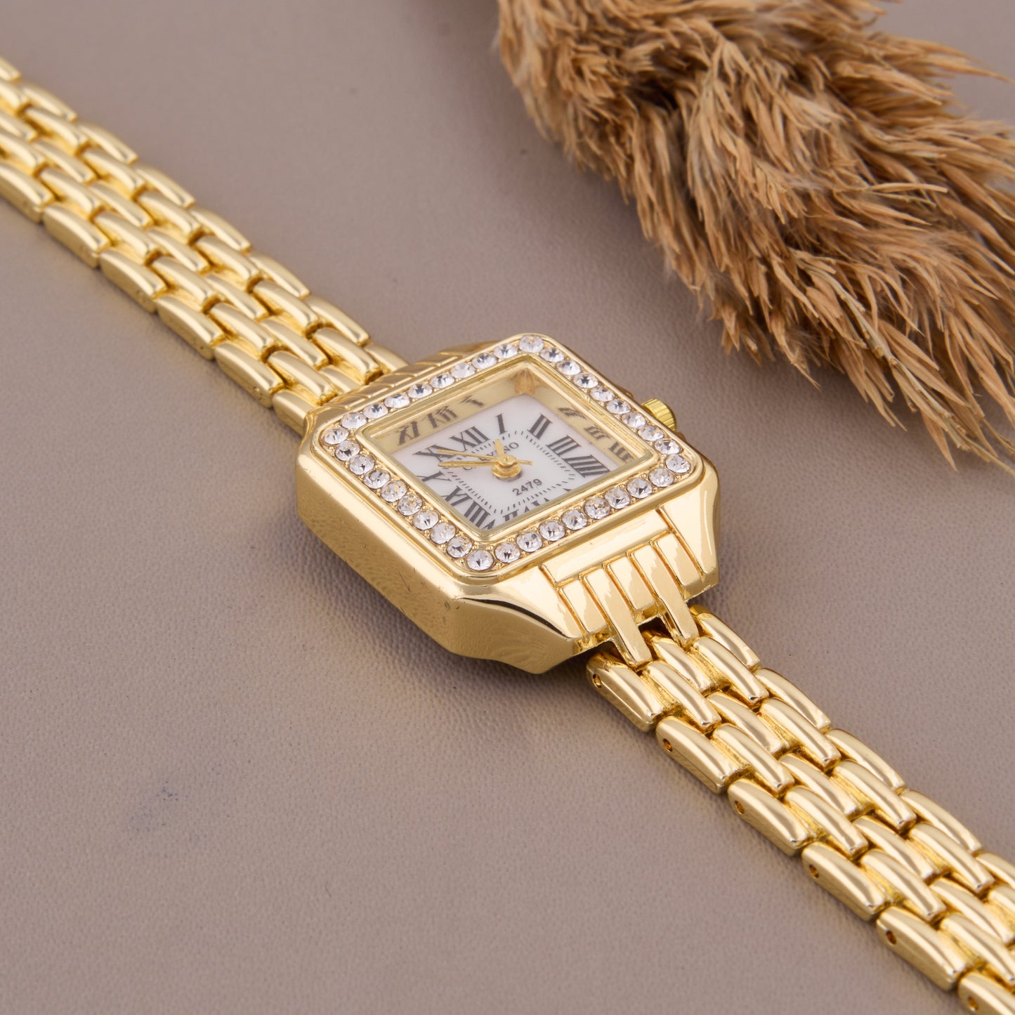 Elegant Gold Women’s Watch Fashion Accessory Showcase