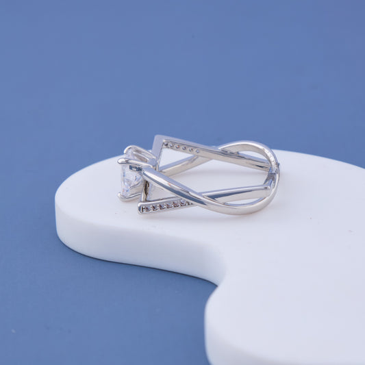 Silver-toned geometric band design