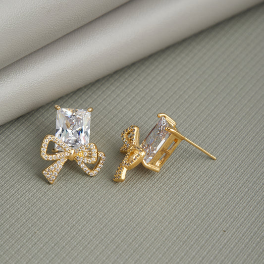 Radiant Gold Earrings with Sparkling Diamonds