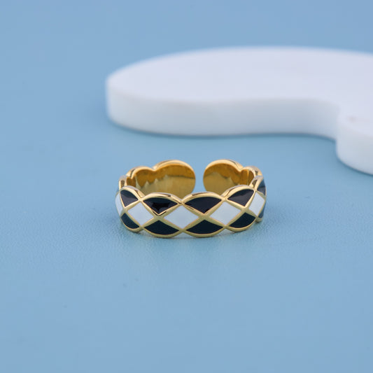 Black & white enamel diamond-check pattern