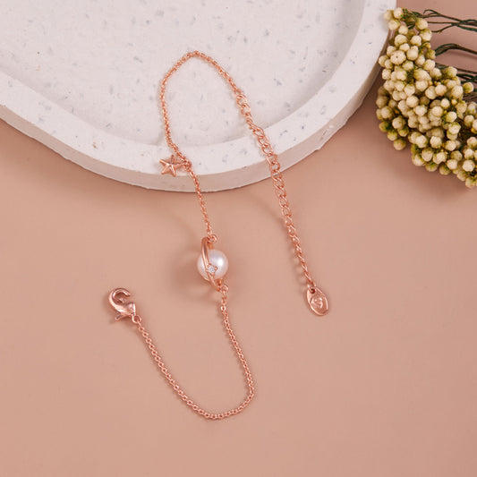 Shiny Gold Bracelet with Elegant Detailing