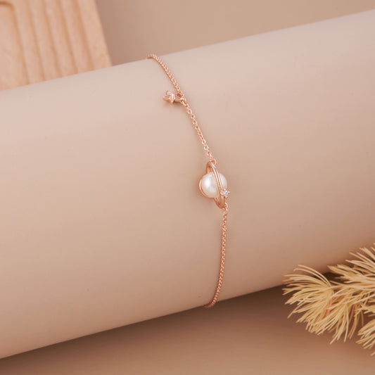 Shiny Gold Bracelet with Elegant Detailing