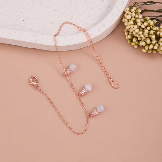 Elegant Gold Bracelet with Intricate Craftwork