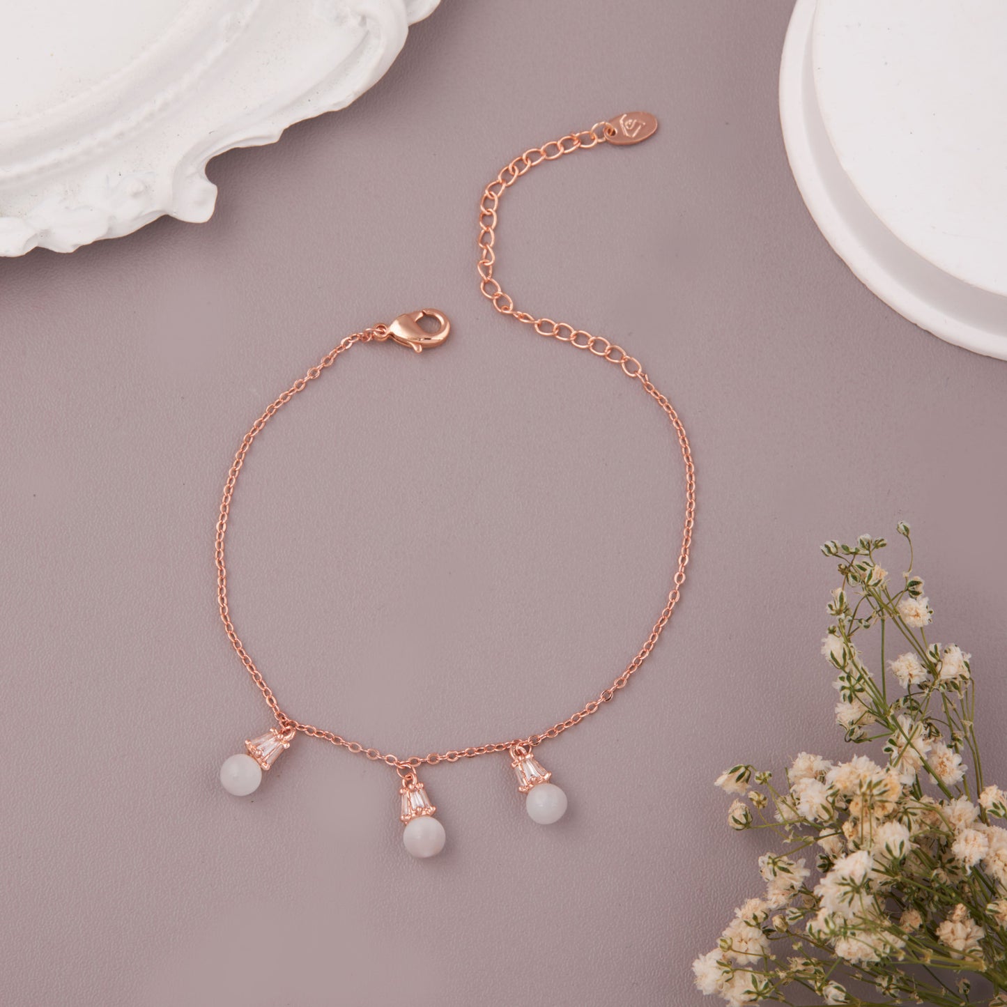 Elegant Gold Bracelet with Intricate Craftwork
