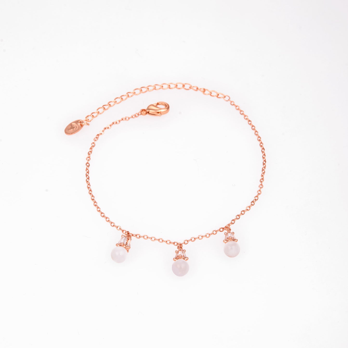 Elegant Gold Bracelet with Intricate Craftwork