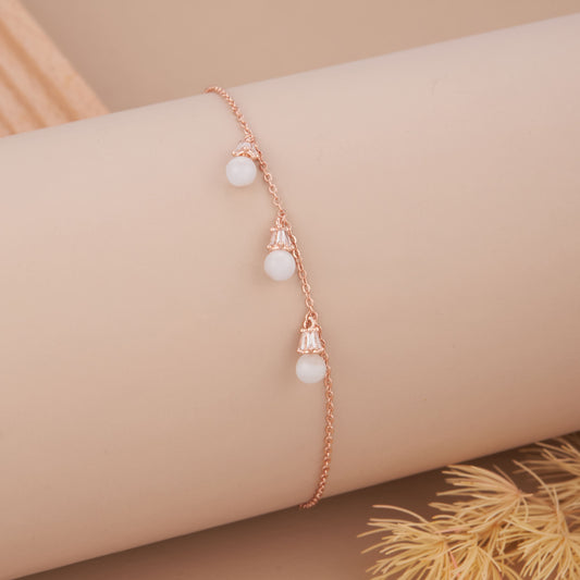 Elegant Gold Bracelet with Intricate Craftwork