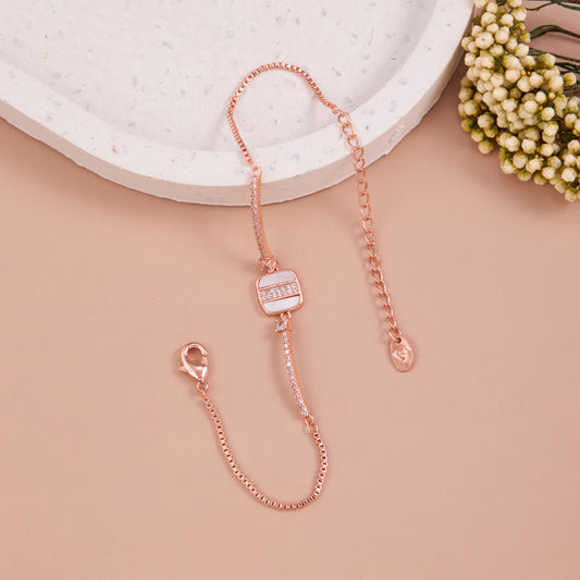 Elegant Gold Bracelet for Versatile Styling