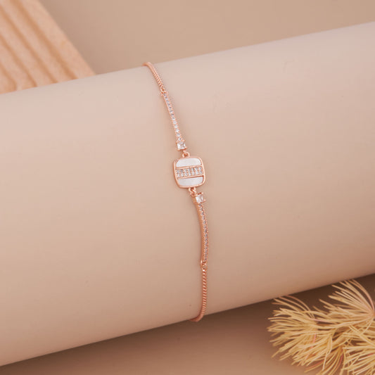 Elegant Gold Bracelet for Versatile Styling