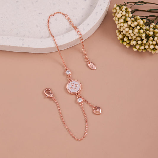 Luxurious Gold Bracelet with Stylish Appeal