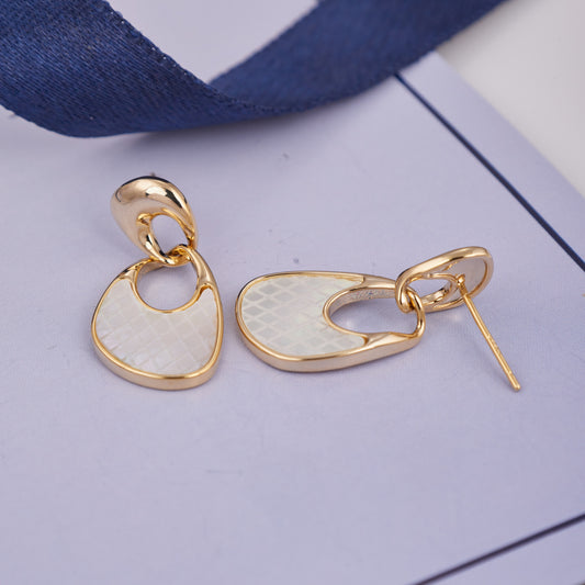Elegant Gold Earrings Timeless Style & Intricate Design