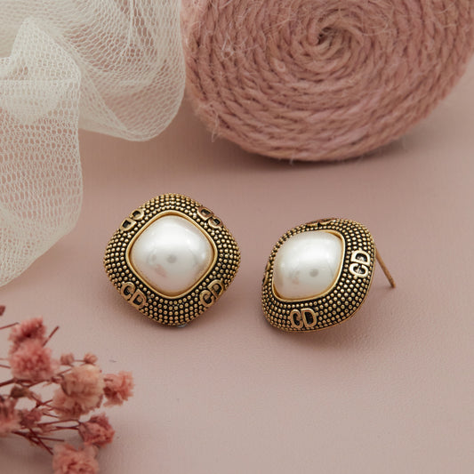 Elegant Pearl Earrings – Timeless Sophistication