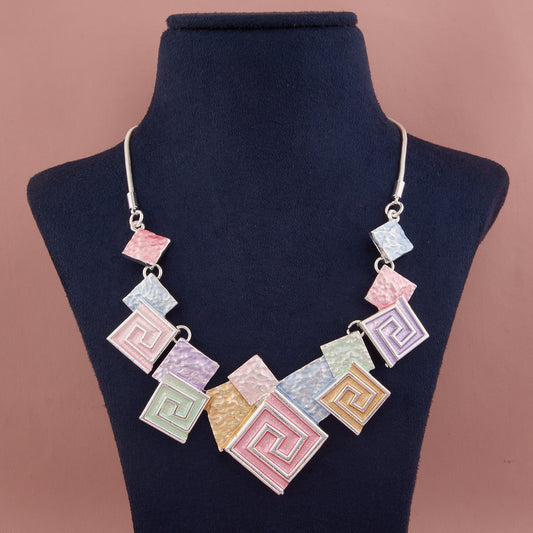 Elegant Necklace with Intricate Detailing