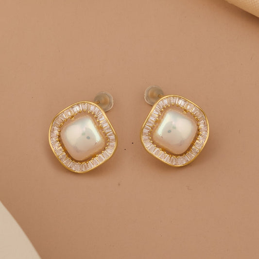 Elegant Gold Earrings Timeless Style