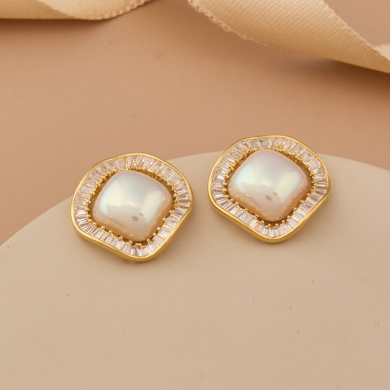Elegant Gold Earrings Timeless Style