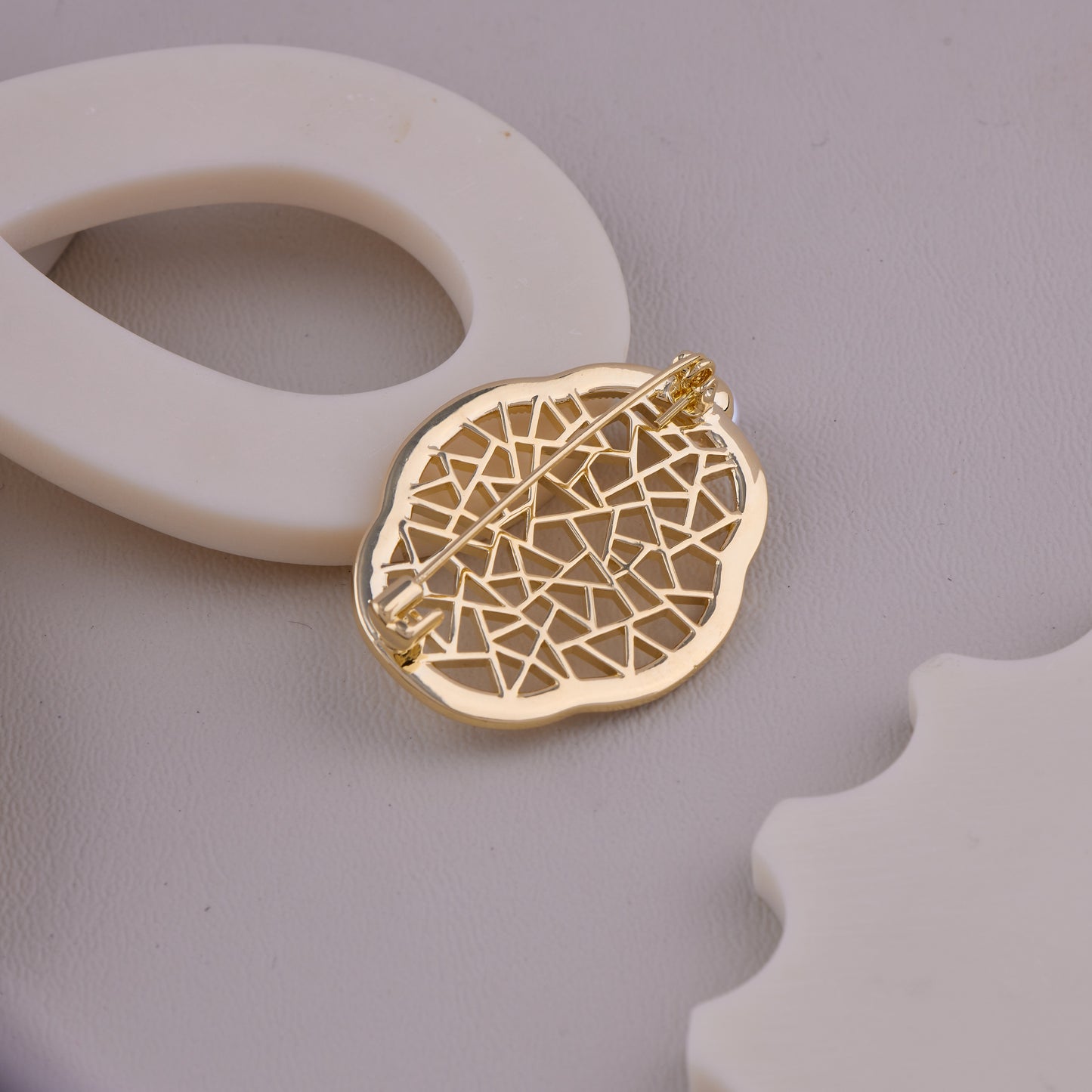 Gold Mesh Design Brooch with Pearl