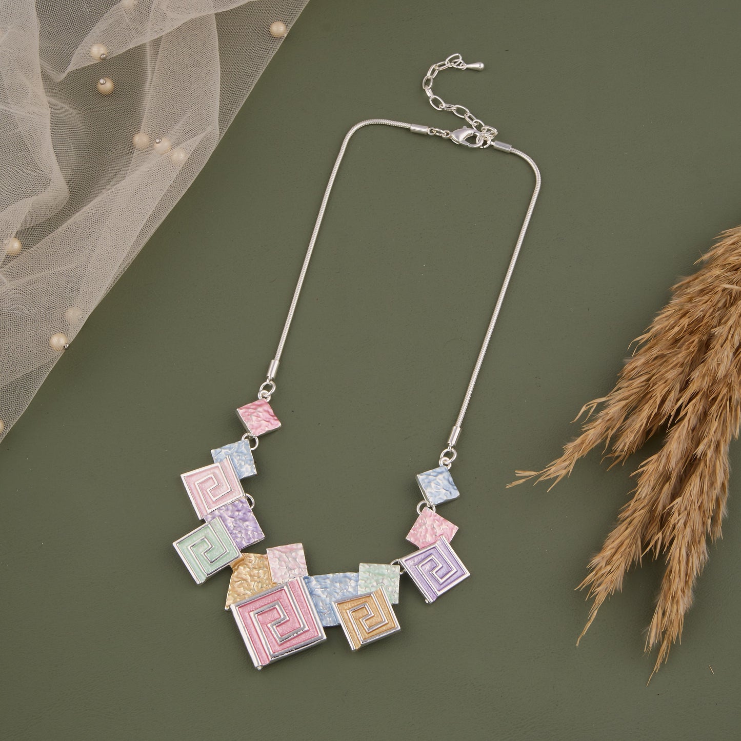 Elegant Necklace with Intricate Detailing