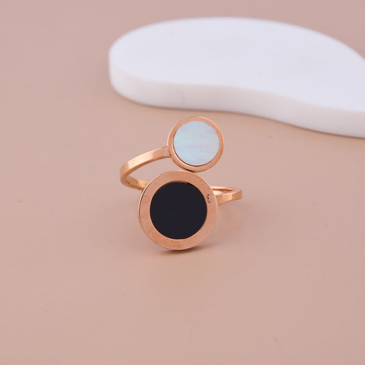 Black & White Round Ring