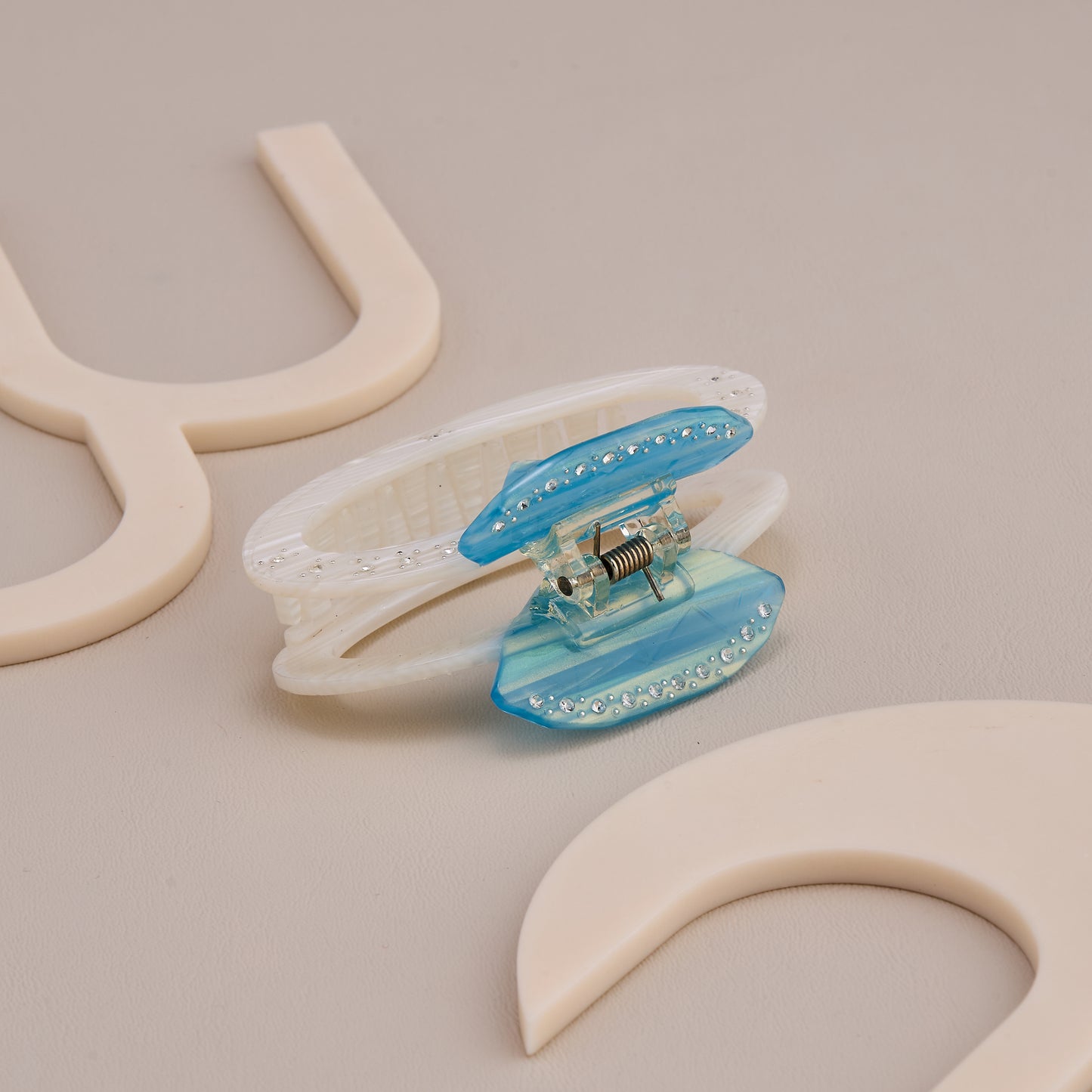 Elegant Blue Diamond-Inspired Hair Claw Clip