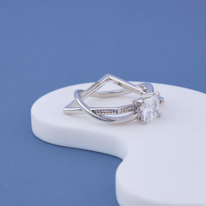 Silver-toned geometric band design