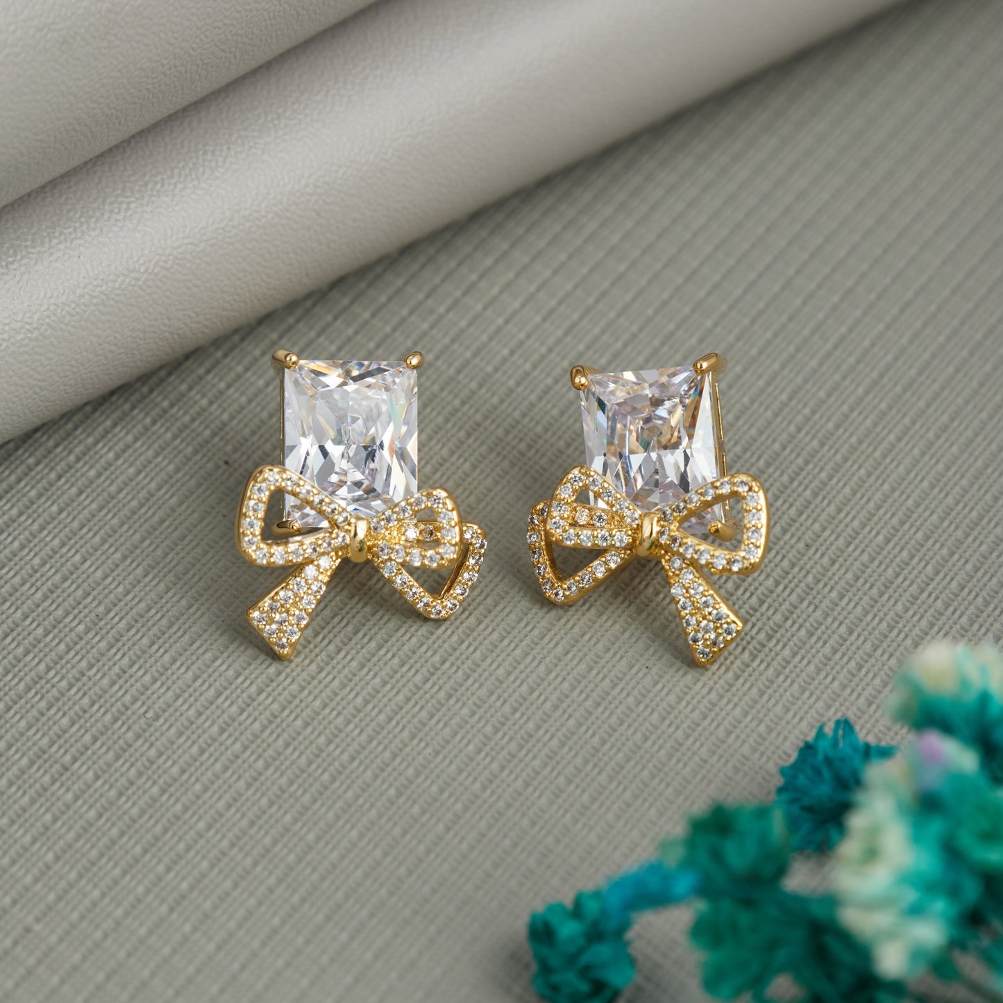 Radiant Gold Earrings with Sparkling Diamonds