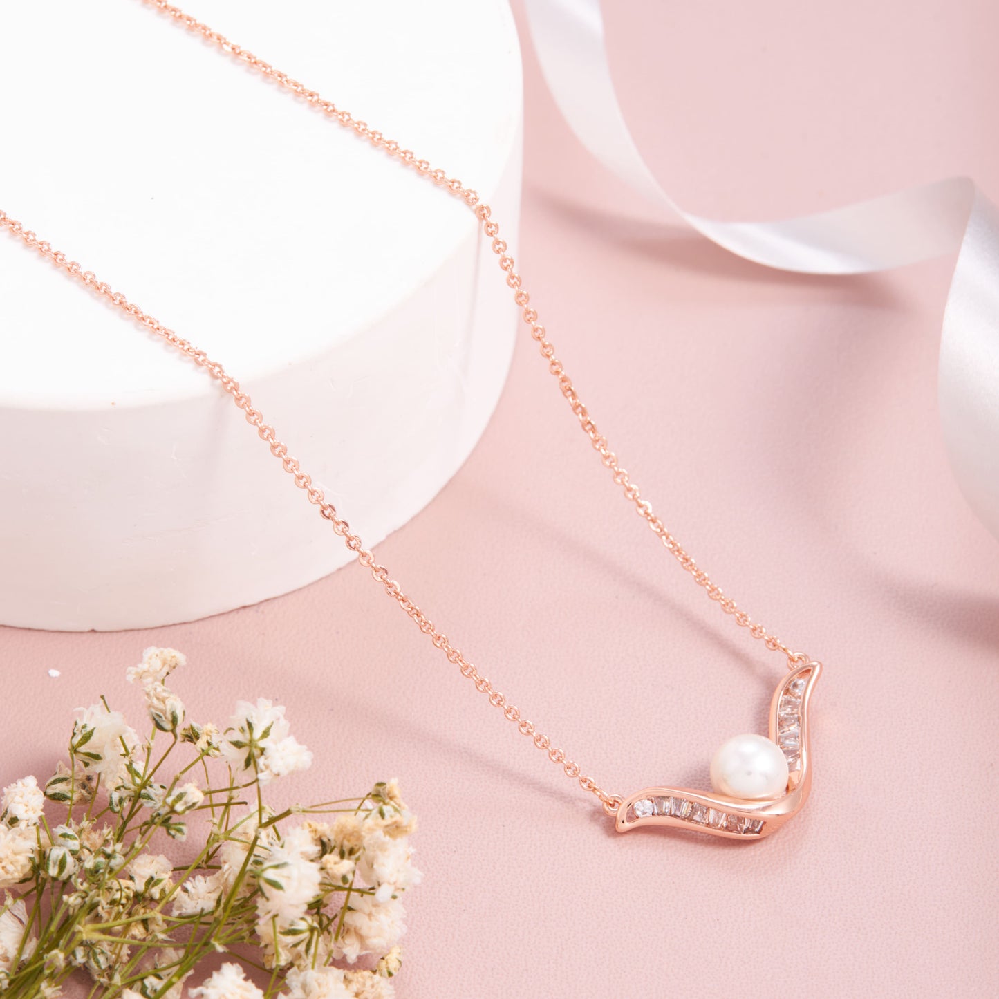 Elegant Rose Gold Pearl Pendant Necklace