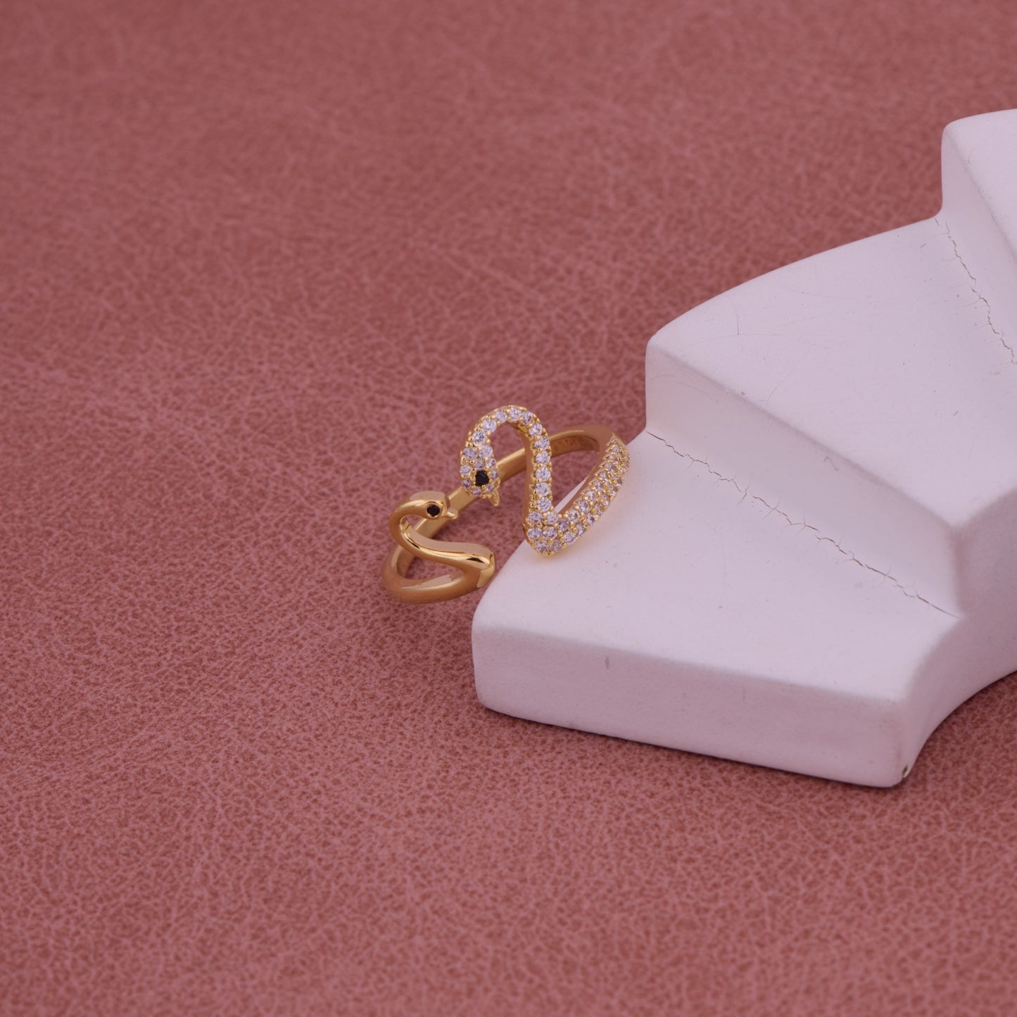 Elegant Swan Design Gold Ring