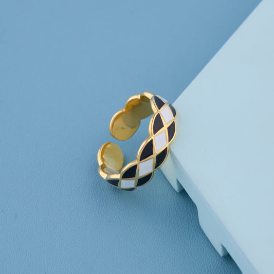 Black & white enamel diamond-check pattern