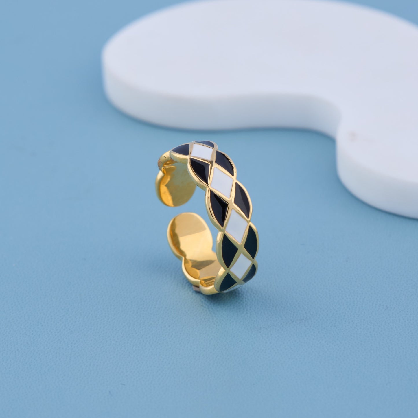 Black & white enamel diamond-check pattern