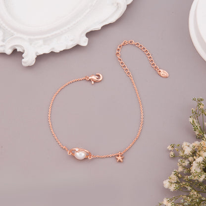 Shiny Gold Bracelet with Elegant Detailing