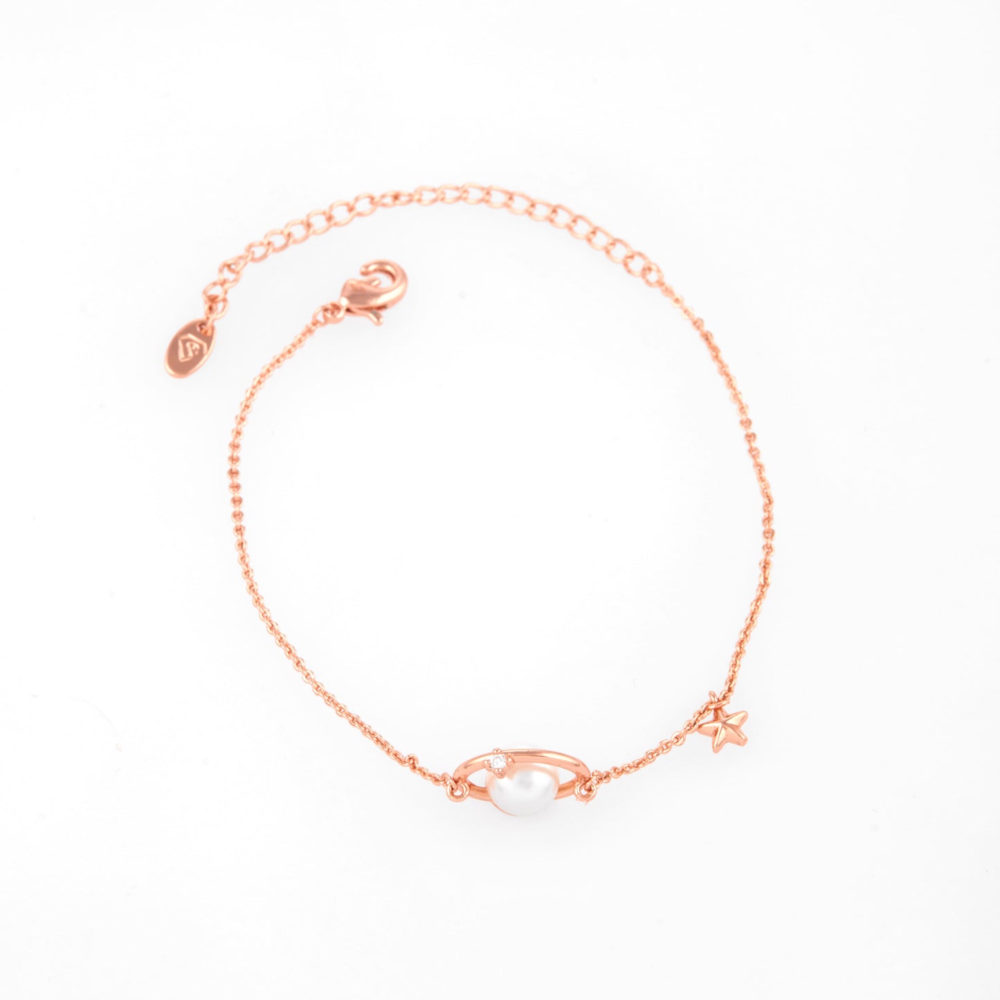 Shiny Gold Bracelet with Elegant Detailing