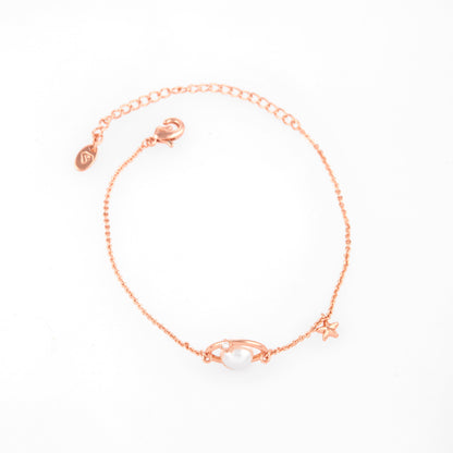 Shiny Gold Bracelet with Elegant Detailing