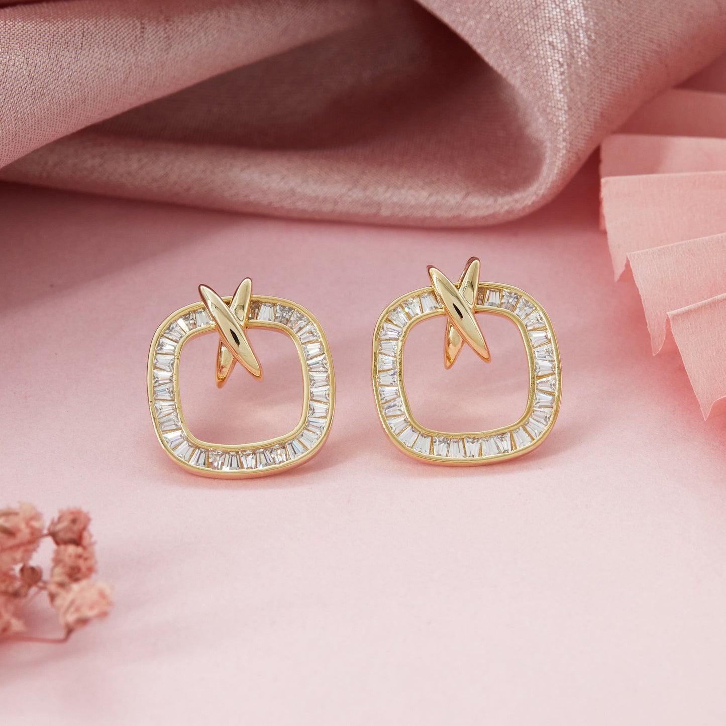 Elegant Gold Earrings with Diamonds Luxury & Craftsmanship