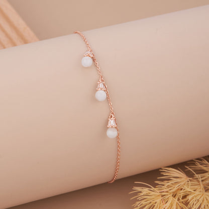 Elegant Gold Bracelet with Intricate Craftwork