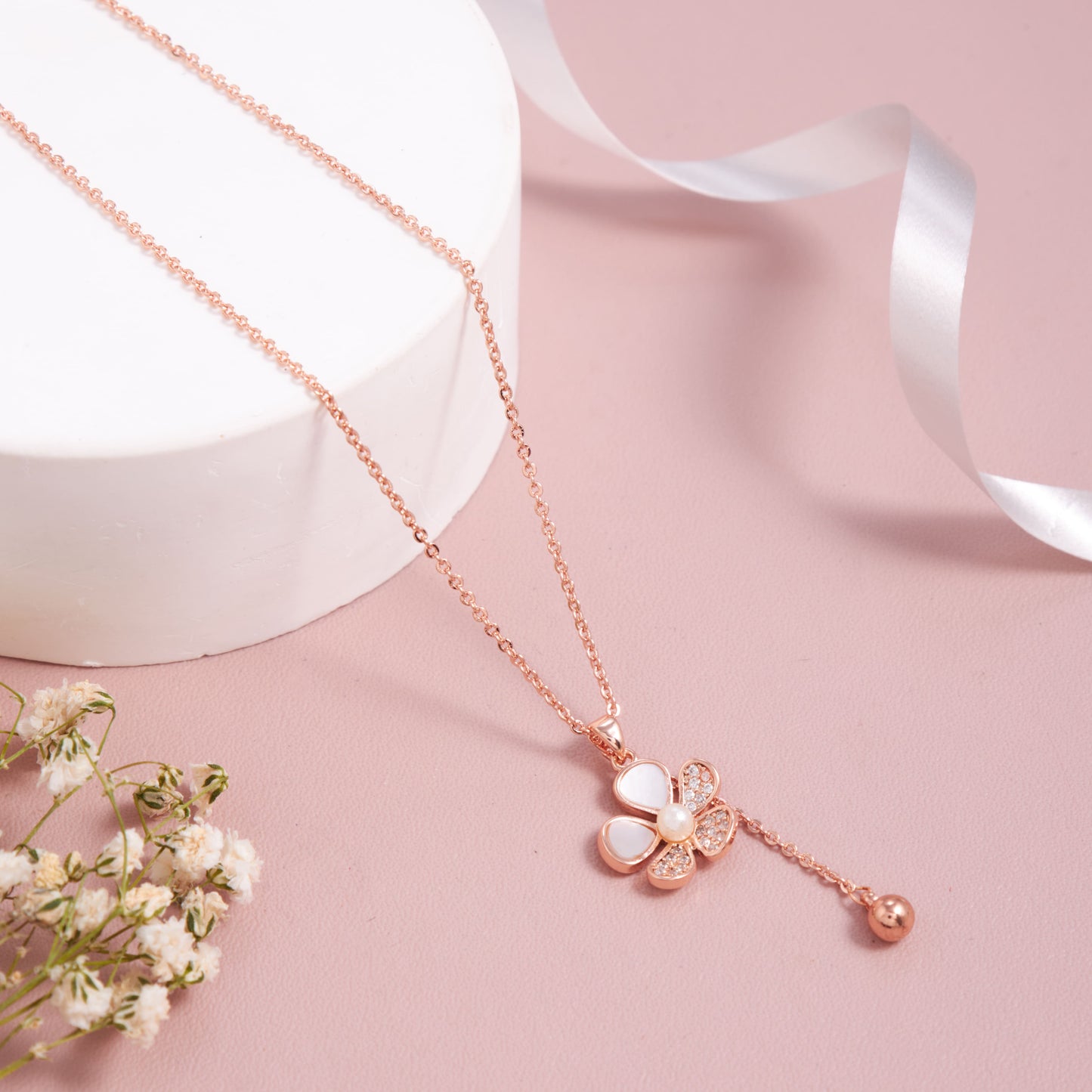 Elegant Floral Pendant Necklace for Refined Style