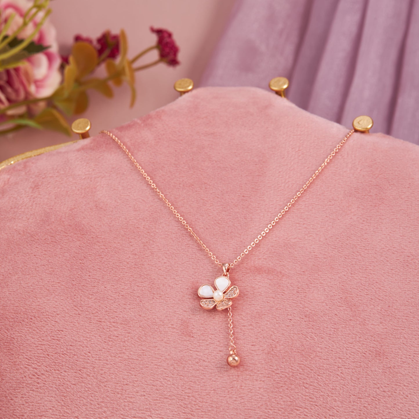 Elegant Floral Pendant Necklace for Refined Style