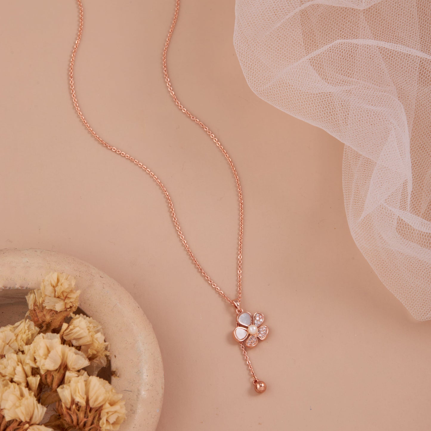 Elegant Floral Pendant Necklace for Refined Style