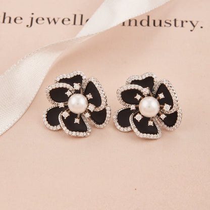 Sophisticated Pearl and Diamond Earrings A Luxurious Fashion Statement