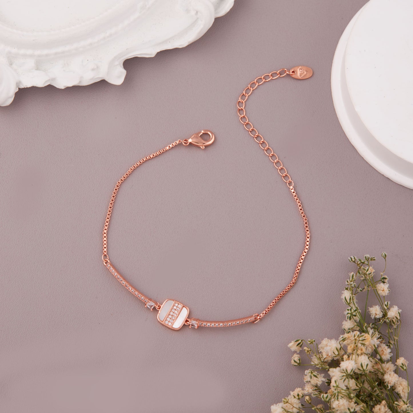 Elegant Gold Bracelet for Versatile Styling