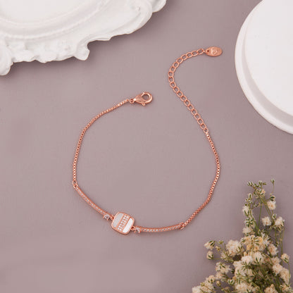 Elegant Gold Bracelet for Versatile Styling