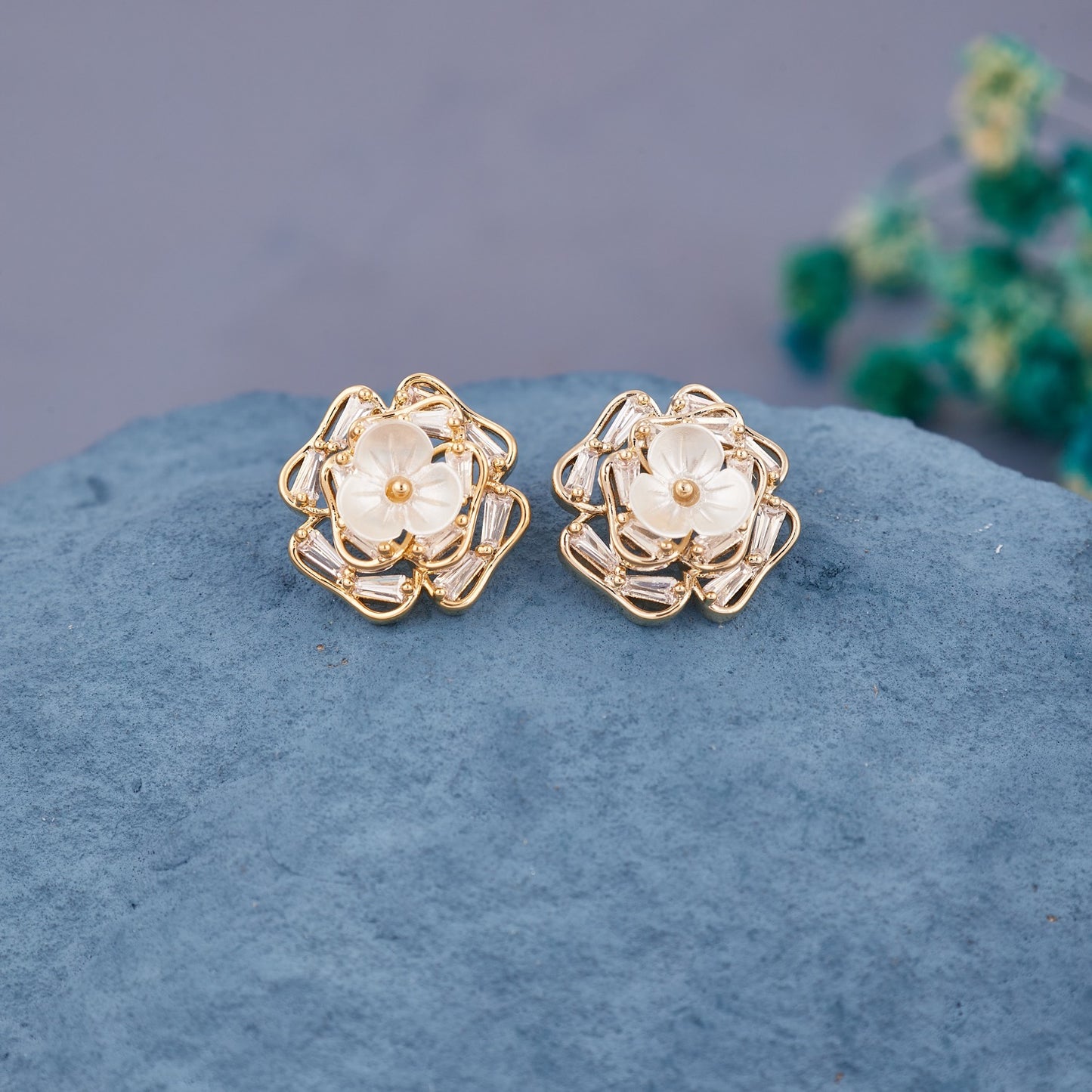 Gold Earrings with Elegant Floral Design