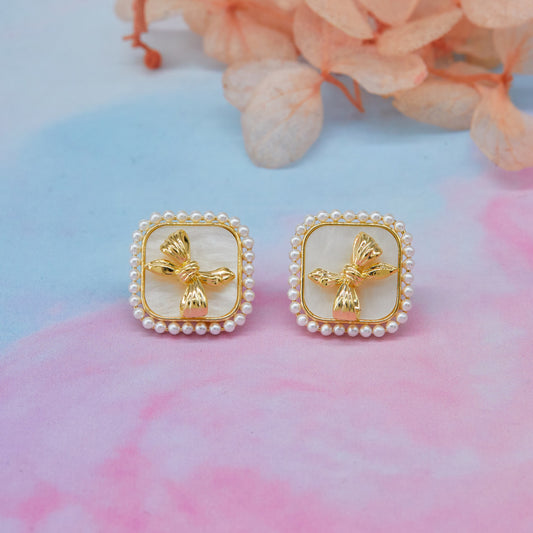 Pearl Earrings Elegant Style with Floral Charm