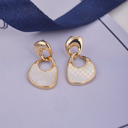 Elegant Gold Earrings Timeless Style & Intricate Design