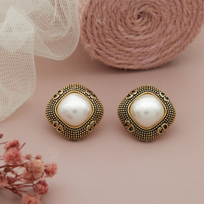 Elegant Pearl Earrings – Timeless Sophistication