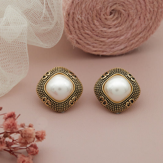 Elegant Pearl Earrings – Timeless Sophistication